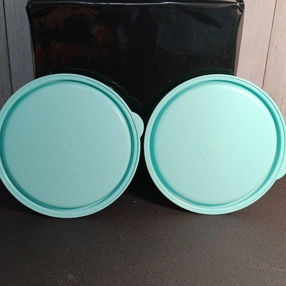 Tupperware sandwich keeper w/ lid and Refrigerator bowls X2 w/lids (B8) - Picture 11 of 16